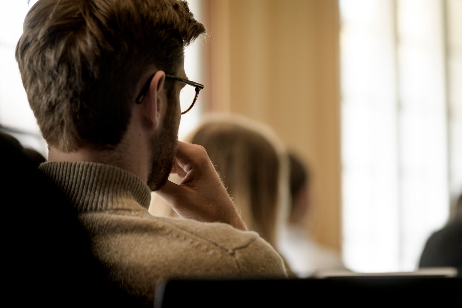 Student listening during lecture. Photo.